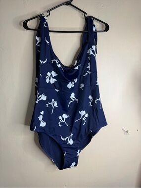 Une Piece classic square neck one piece swimsuit